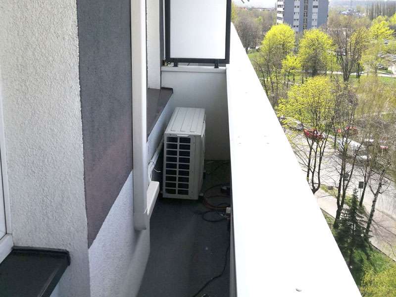 Zamontowana jednostka klimatyzatora na balkonie w Biłgoraju